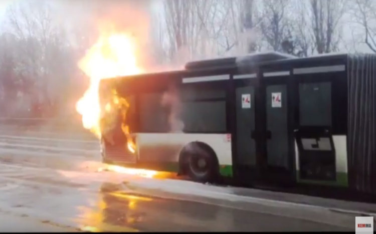 Óriási lángokkal égett egy busz Tatabányán - VIDEÓ