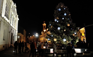 Adományként még szebb Esztergom városi karácsonyfája