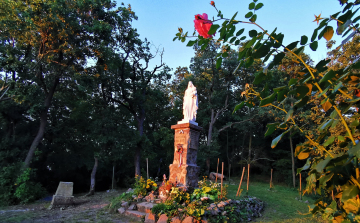 A vaskapui Mária-szobor rendbetételére gyűjtenek az esztergomi turisták