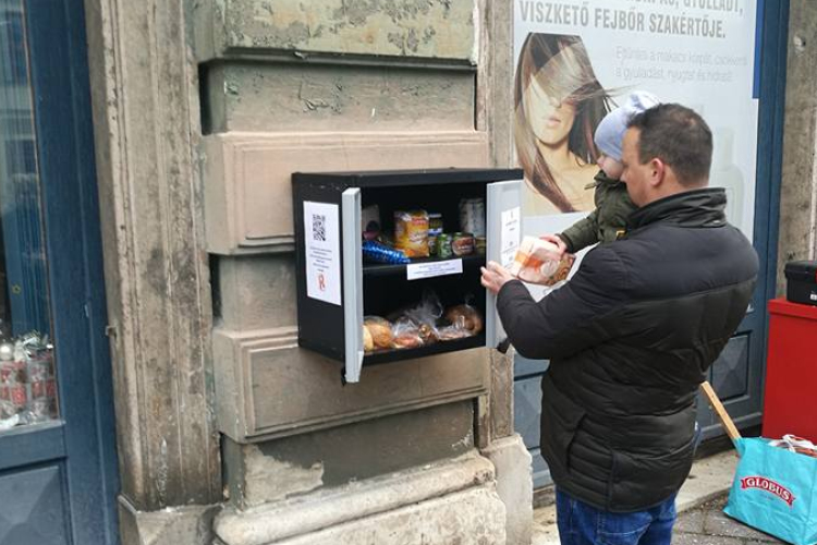 Jószívű esztergomiak segítsünk! - Ételt adok-Ételt kapok doboz a főtéren