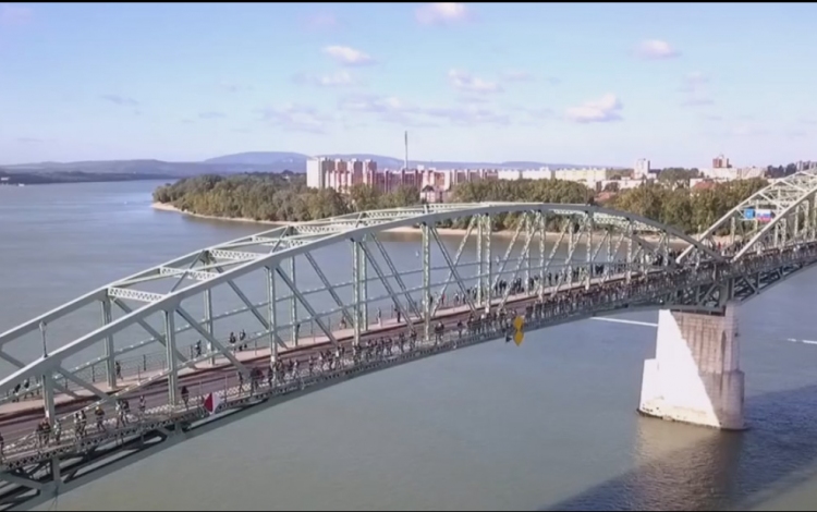 800 középiskolás alkotott élőláncot a Mária Valéria hídon - VIDEÓ