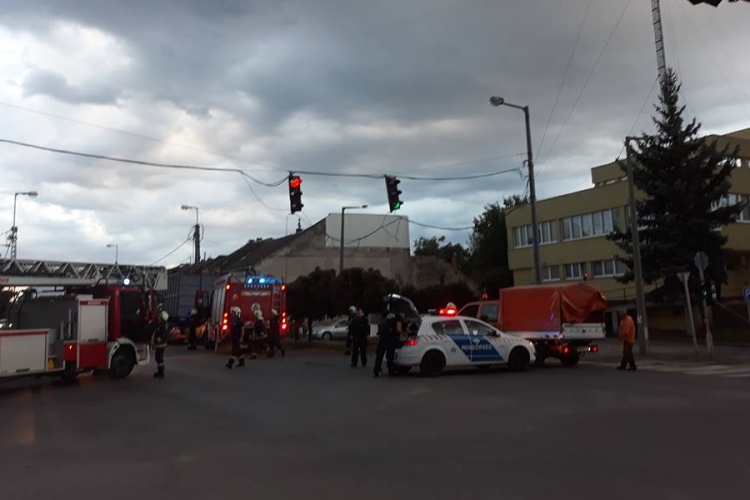 Óriási rakomány szakította el a forgalomirányító lámpák kábeleit Esztergomban