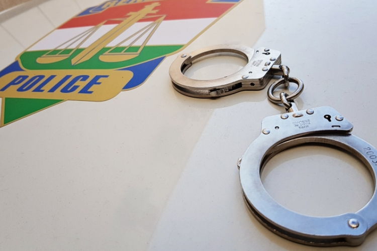 Politikusnak adta ki magát és szerelemmel hitegetve csalt ki pénzt