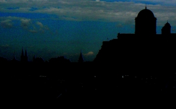 Már megint sötétbe borul Esztergom – újra kikapcsolják a közvilágítást?