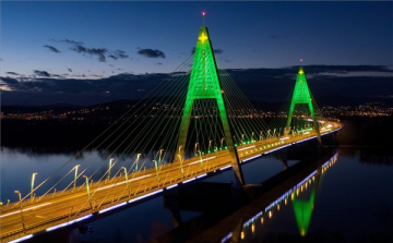 Karácsonyfát megjelenítő díszkivilágításban a Megyeri-híd