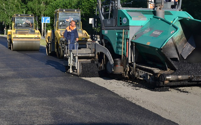 Újabb útszakaszok újulnak meg térségünkben