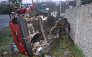 Brutális baleset történt Tatabányán – 18 éves részeg fiatal vezetett – FOTÓK