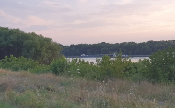 Fennakadt egy uszály a Dunán? FRISSÍTVE - FOTÓK