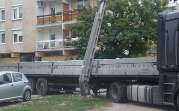 Kitört egy villanyoszlopot egy kamion a Móricz lakótelepen