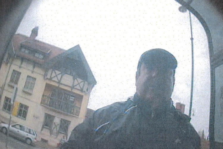 Lopott bankkártyával vett fel pénzt egy férfi Esztergomban – Keresik!