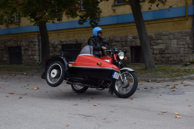 Oldalkocsiban takarmány és építőanyag? A környék útjait járja ez a Jawa 634!