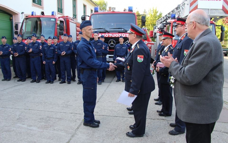 Tűzoltókat tüntettek ki Szent Flórián nap alkalmából Esztergomban