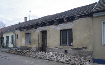 Lakatlan ház teteje omlott az útra Esztergomban