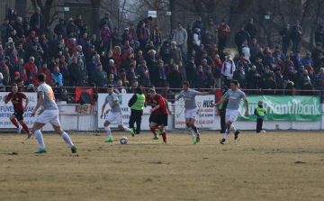 Megtelt a dorogi stadion a Vasas kupameccsen - Bernd Storck is a lelátón