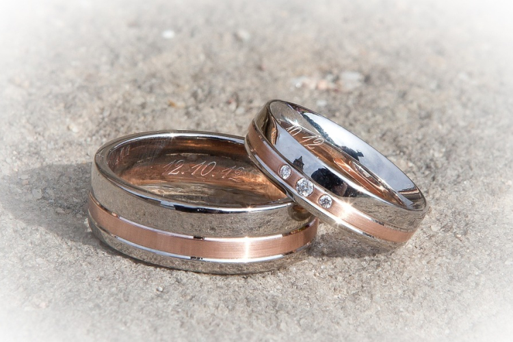 Házasságot és gyereket ígért a fiatal nő a 60 éves férfinek, végül barátnőjével kicsalta a vagyonát