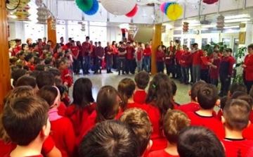 Öltözz pirosba! – csatlakozott az önzetlen segítséghez a József Attila iskola