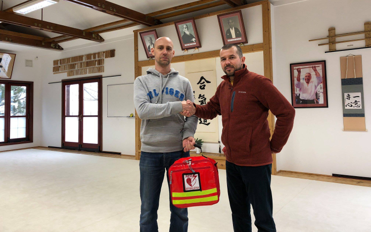 Életmentő eszköz került a Bocskoroskúti úti Aikido Dojoban!