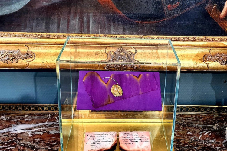 A Nemzeti Múzeum vásárolta meg a koronázási palást egy darabját a BÁV aukcióján