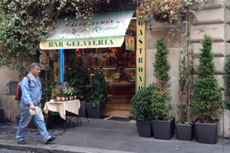 Megkövette a brit turistákat a csillagászati árú fagylaltért a római polgármester