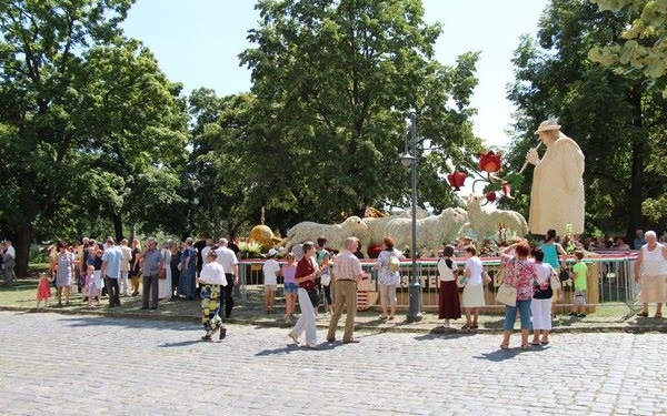 Ismét útra keltek Esztergom karneváli virágszobrai