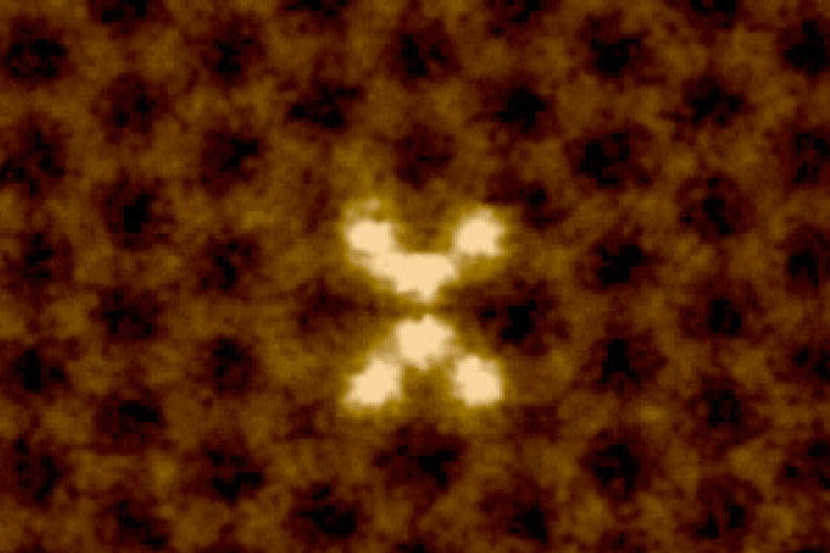 'Táncra perdülő' szilíciumatomokat fedeztek fel a grafénban