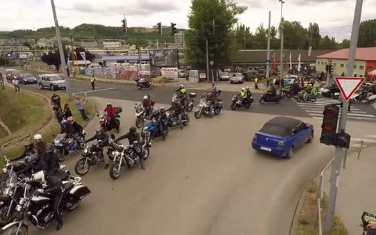 Szinte megszámlálhatatlan motoros lepte el Esztergomot és Dorogot - LÉGI VIDEÓ