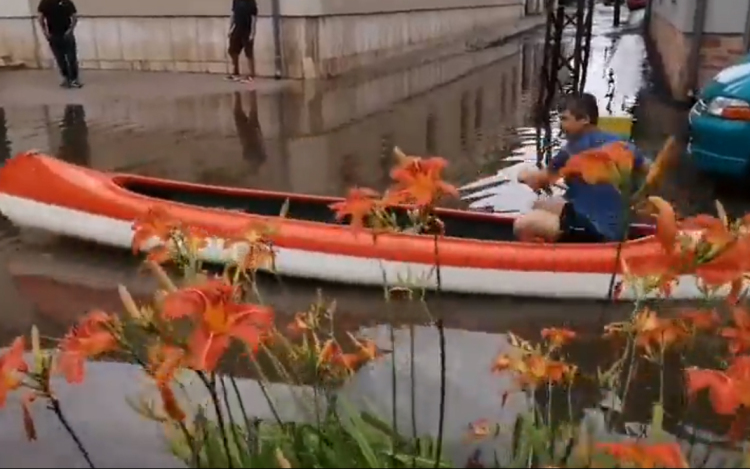 Úgy elúszott a belváros, hogy az utcán kenuztak - VIDEÓ