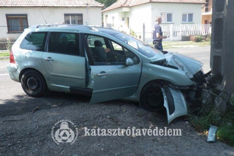 Villanyoszlopnak csapódó kocsi Dömösön, fejre állt kisteher Dágon - FOTÓK
