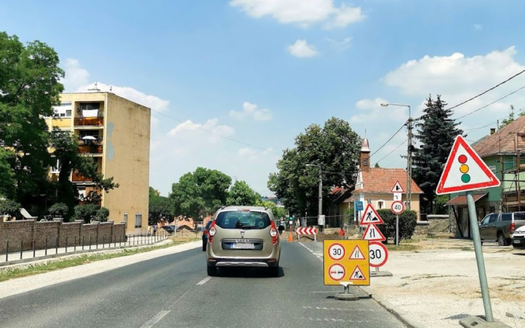 Valami történik a Terézia út, Dobogókői út, Petőfi Sándor utca kereszteződésében