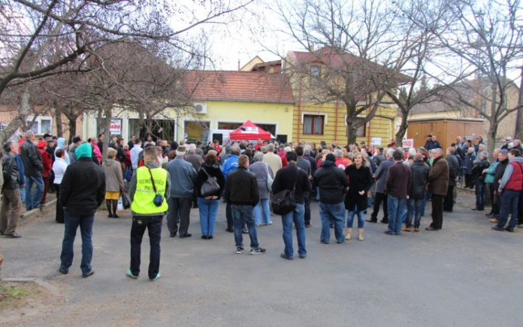 Mesterházy Attila és Vadai Ágnes Dorogon – jobboldali tüntetőkkel