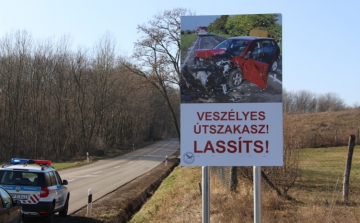 Sokkoló táblákkal figyelmeztetnek a rendőrök Bajna felé