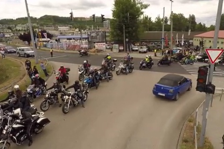 Szinte megszámlálhatatlan motoros lepte el Esztergomot és Dorogot - LÉGI VIDEÓ