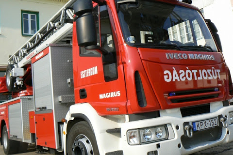 Kigyulladt egy autó Csolnoknál