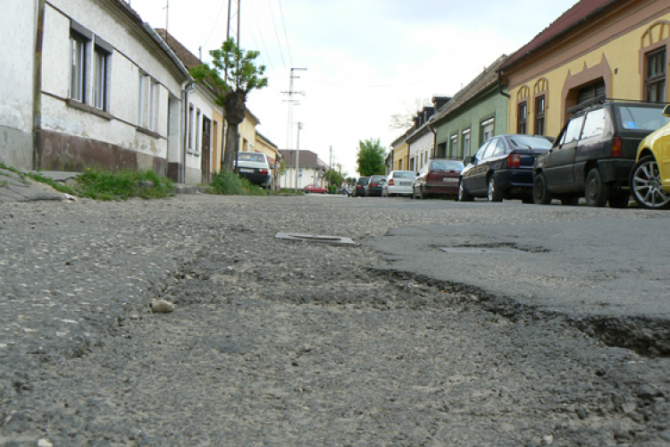 Veszélyes láthatatlan kátyúk – eső várható