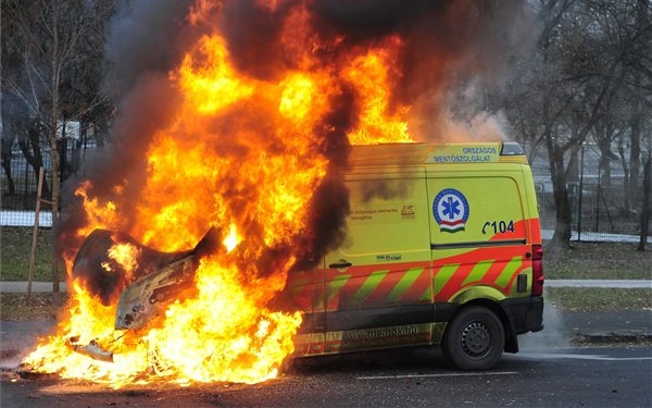 Teljesen kiégett egy mentőautó a fővárosban