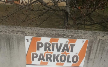 Chuck Norrisnak még Esztergomban is van saját parkolója! - FOTÓ