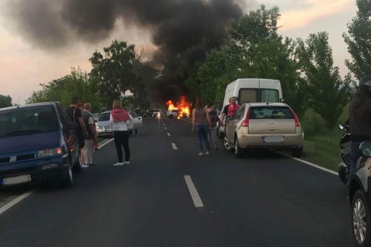 Óriási lángokkal égett egy fának ütközött autó a Táti úton