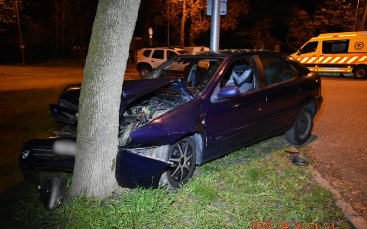 Beviszkizve fának csapódott kocsival a 16 éves lány