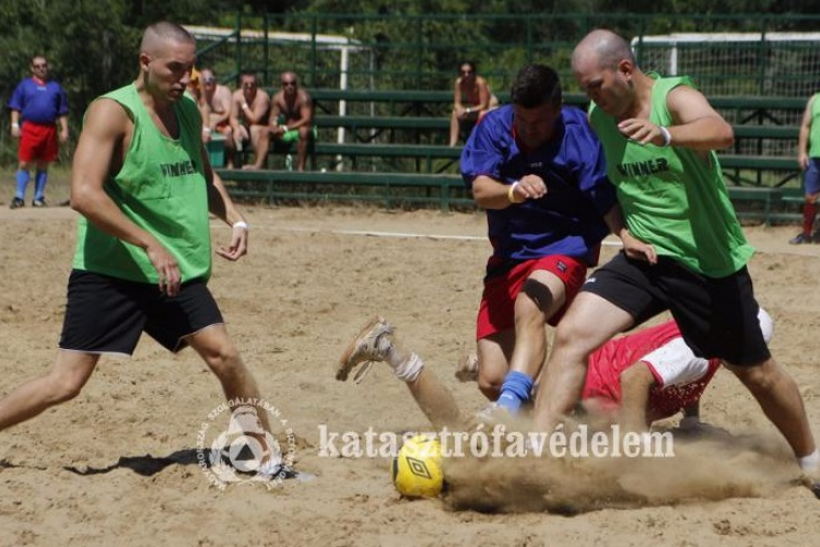 Esztergomi tűzoltók a strandfoci döntőben