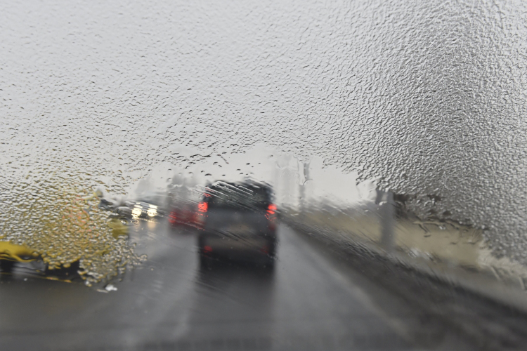 Durvul az ónos esős helyzet térségünkben – emelték a figyelmeztetési fokozatot