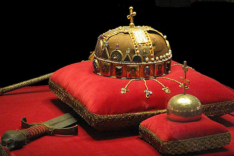 Árt a vaku a Szent Koronának