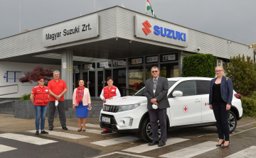 Hibrid autóval segíti a Vöröskereszt munkáját a Suzuki 