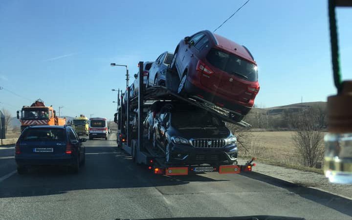 Majdnem leesett egy Suzuki a trélerről a Kesztölci elágazásnál - FOTÓK