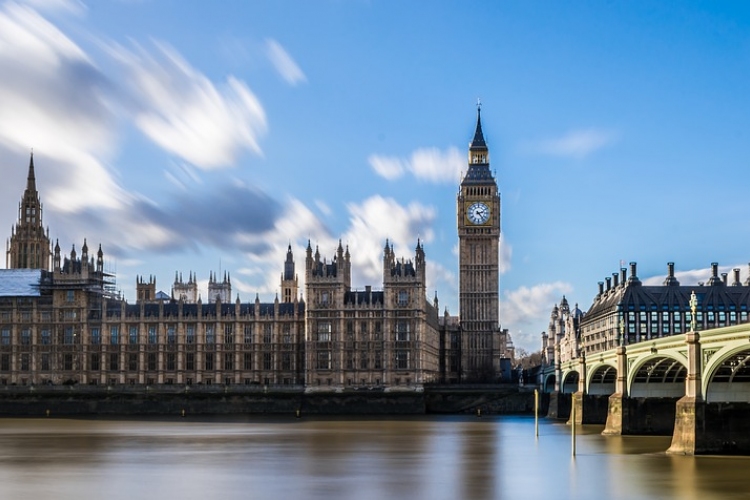 Veszélytelen anyagot tartalmazott a londoni parlament közelében talált gyanús csomag