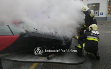 Így oltották a lángoló autót, trafótűzhöz is siettek a tűzoltók - FOTÓK
