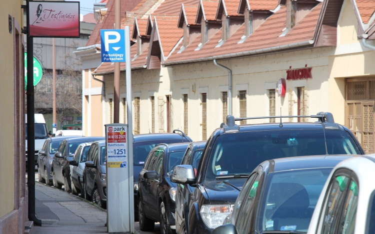 Ingyenes legyen vagy ne? Kérdőív az esztergomi parkolási rendszerről