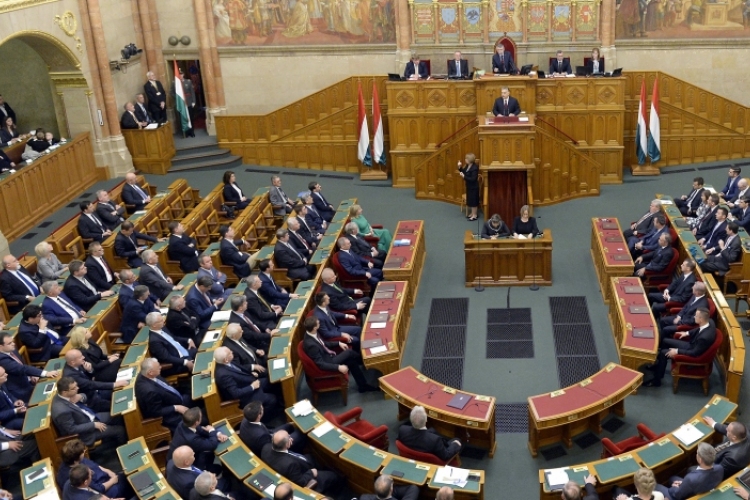 Szavazásokat követően vonul szünetre a parlament