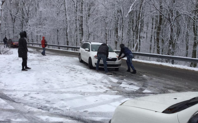 Havazik és már most fennakadásokat okoz a hó Dobogókőn - FOTÓK