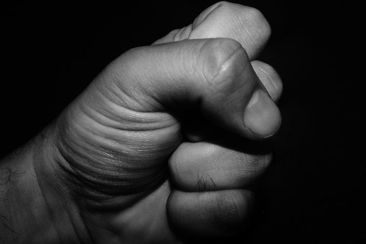 Gumibottal verte meg élettársát, a kezét is eltörte