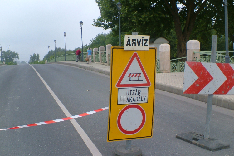 Forgalomkorlátozások az árvíz miatt Esztergomban és a térségben